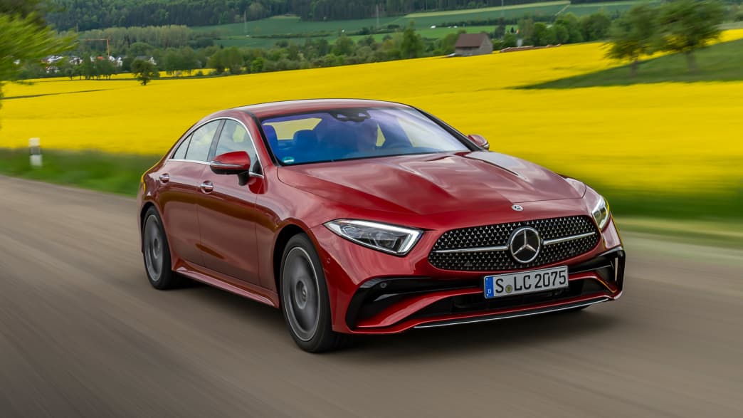 Front und Seitenansicht eines fahrenden Mercedes CLS