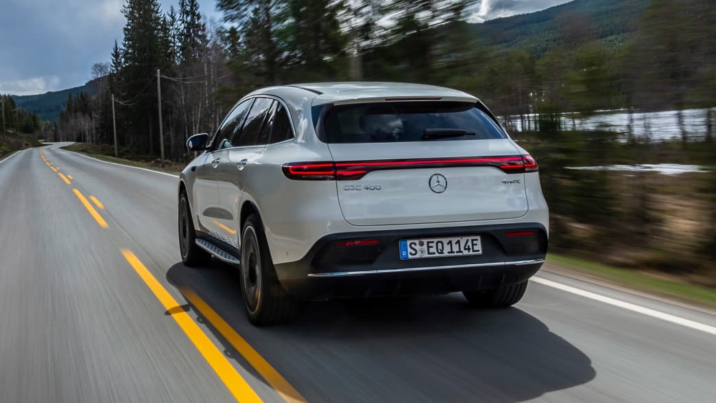 Heckansicht eines fahrenden Mercedes EQC