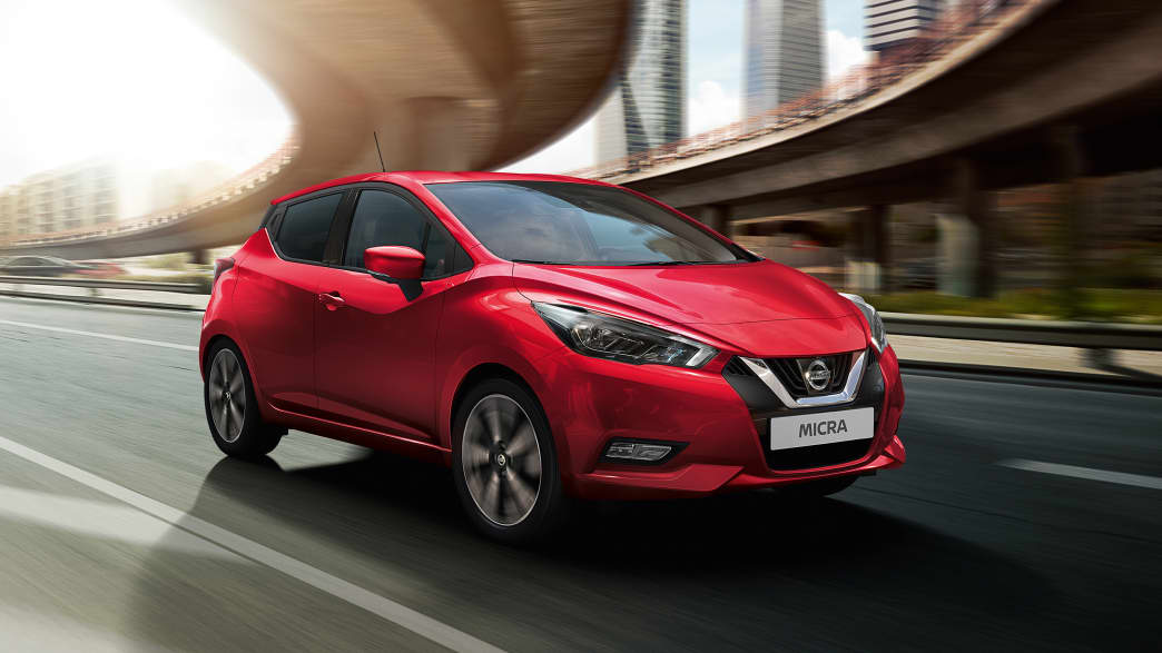 Front und Seitenansicht eines fahrenden Nissan Micra