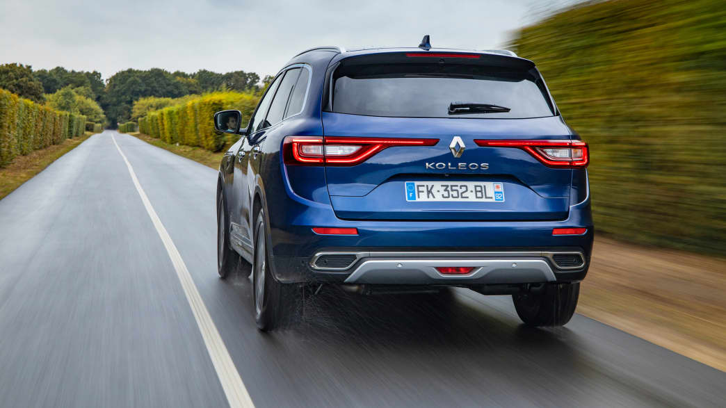 Heckansicht eines fahrenden Renault Koleos