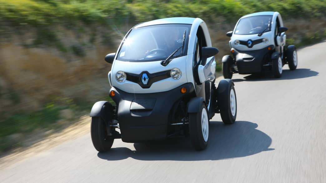 Frontansicht zweier fahrender Renault Twizy