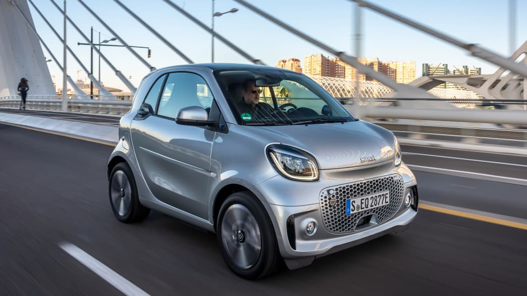 Front und Seitenansicht eines fahrenden Smart Fortwo