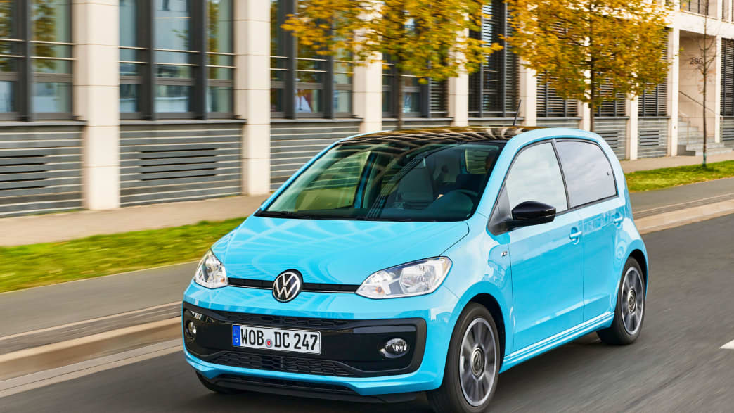 Front und Seitenansicht eines fahrenden VW up!