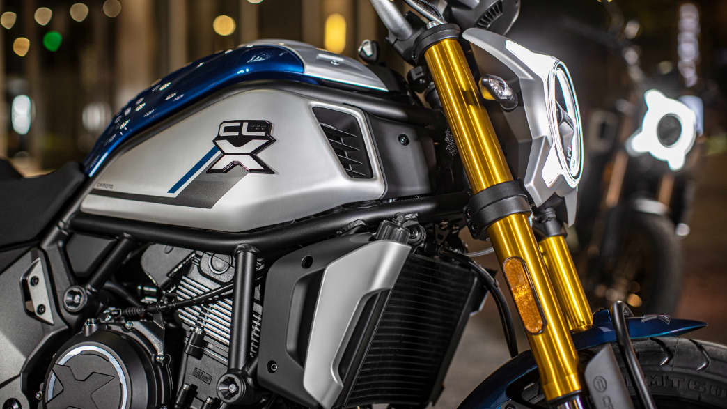 Detailaufnahme des Lenkers der 700 CL X Heritage