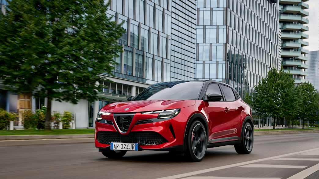 Der Alfa Romeo Junior Elletrica fahrend schräg von vorne fotografiert