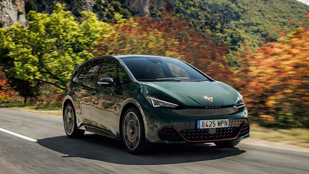 Der Cupra Born fahrend schräg von vorne fotografiert
