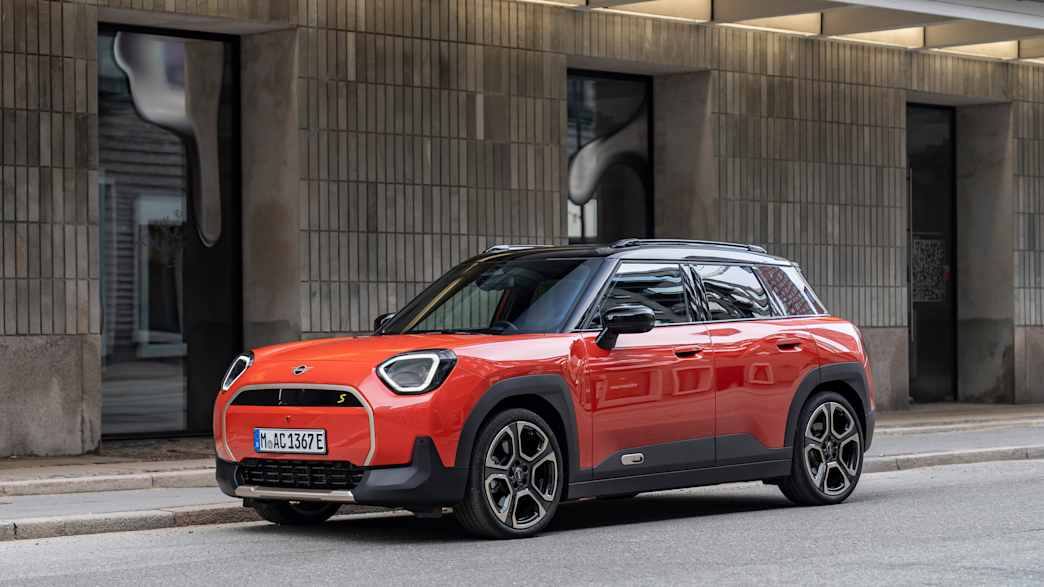 Der Mini Aceman stehend schräg von vorne fotografiert