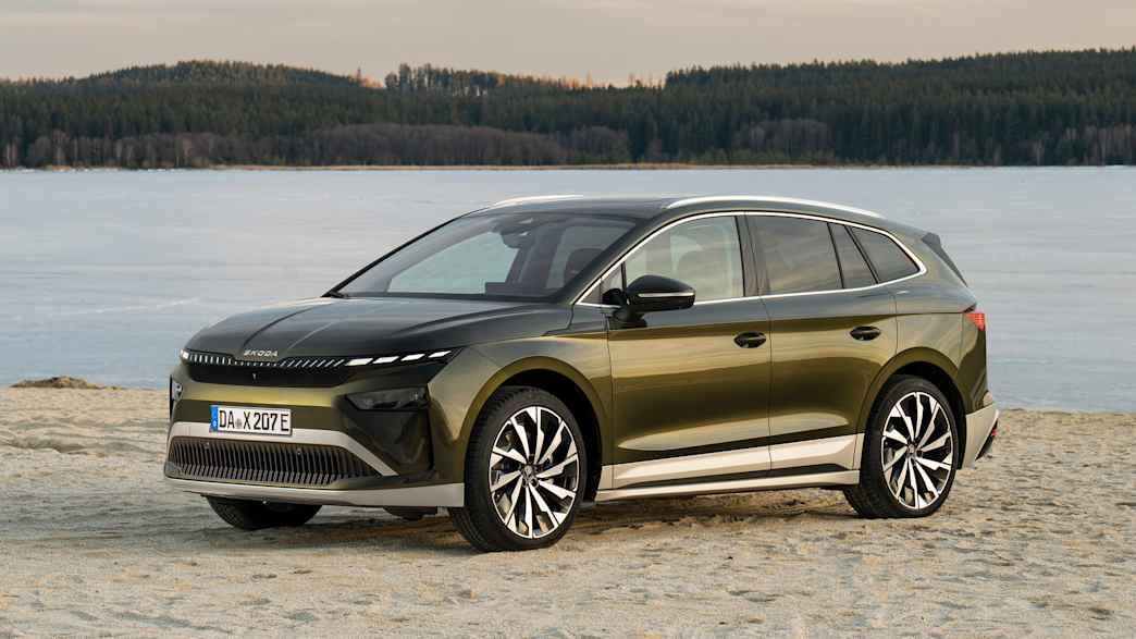 Der Skoda Enyaq fahrend schräg von vorne fotografiert