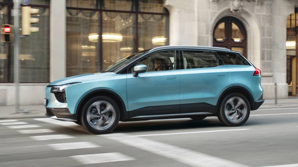 Das Elektroauto Aiways U5 fährt durch die Stadt