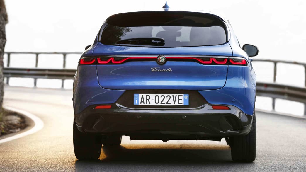 Heckansicht eines fahrenden Alfa Romeo Tonale
