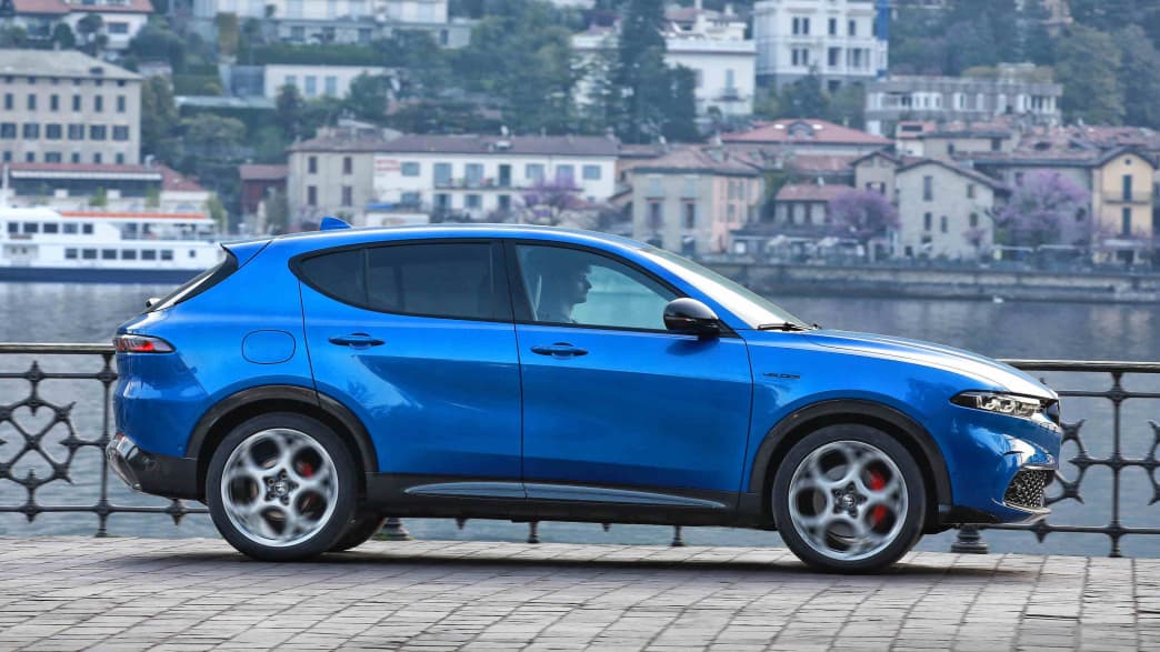 Seitenansicht eines stehenden Alfa Romeo Tonale