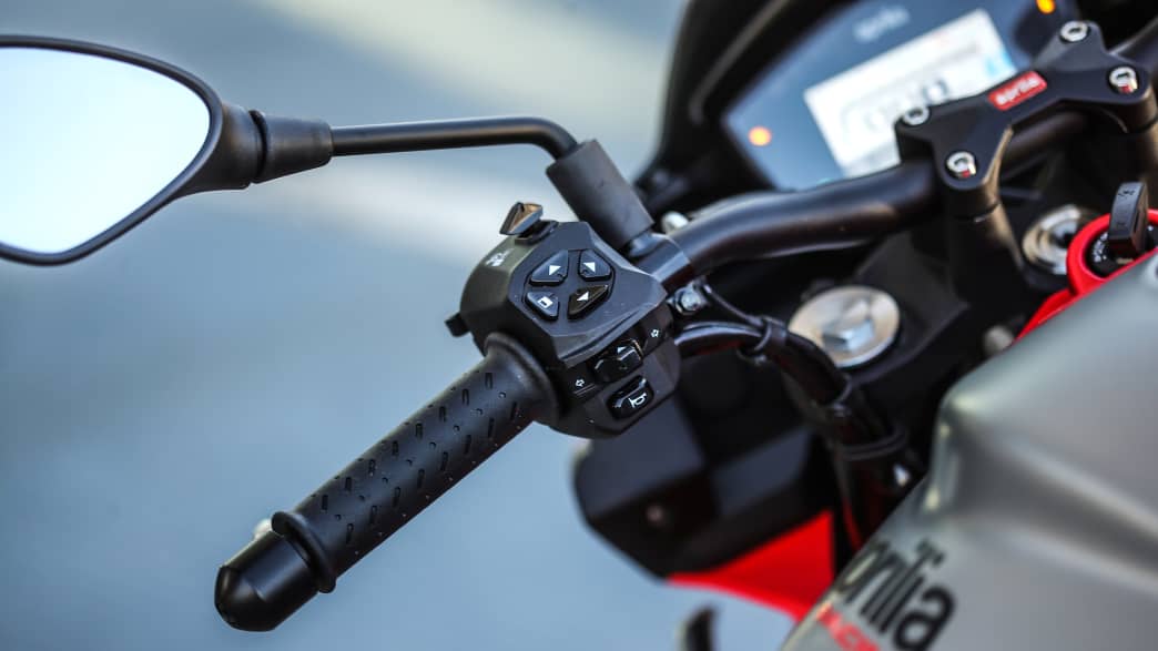 Detailansicht des Lenkers der Aprilia Tuono 660