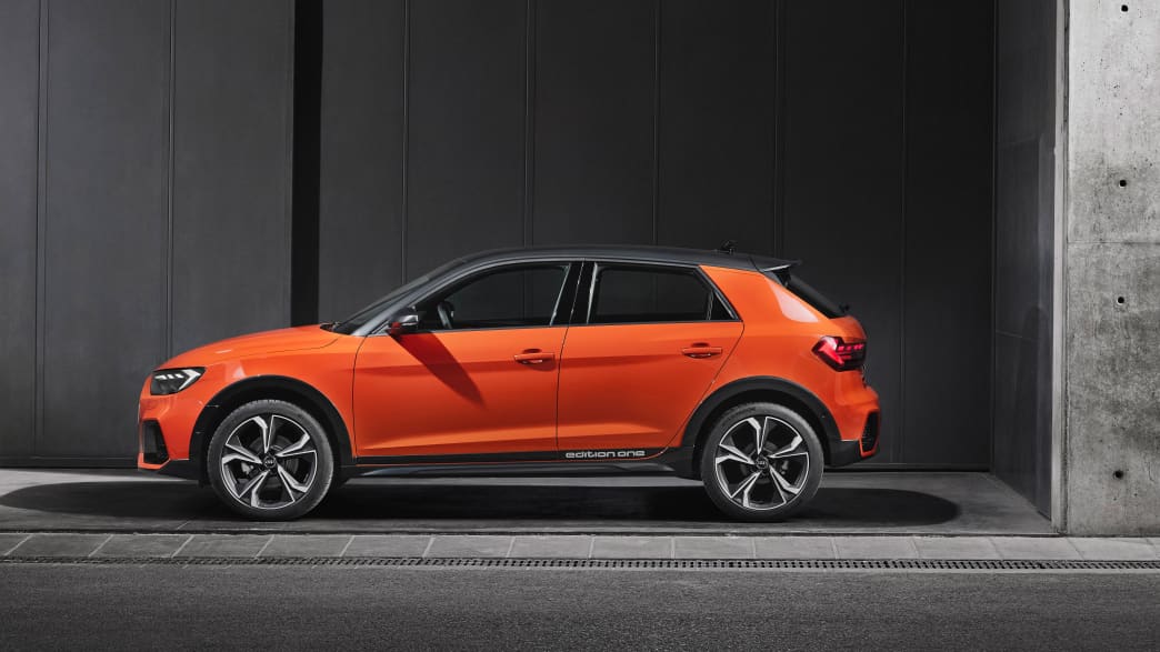 Audi A1 Citycarver stehend Seitenansicht in Orange