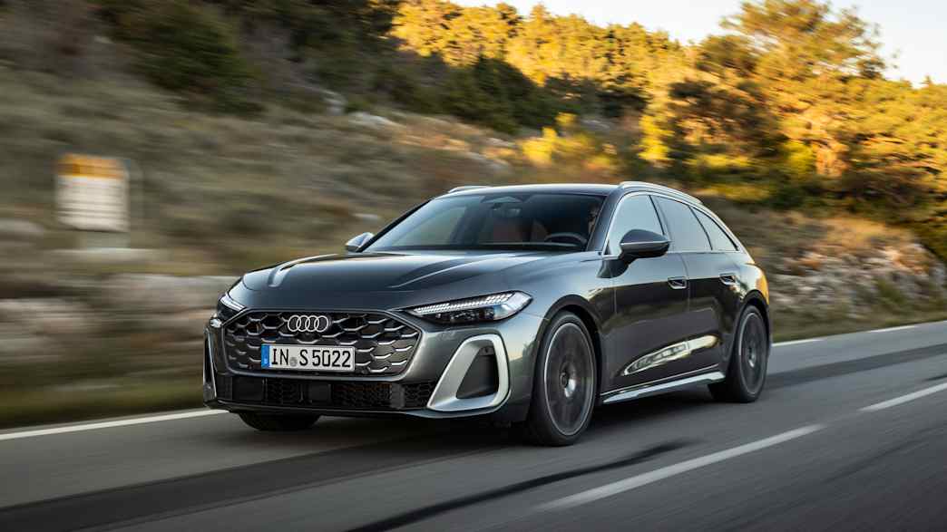 Front und Seitenansicht eines fahrenden Audi A5