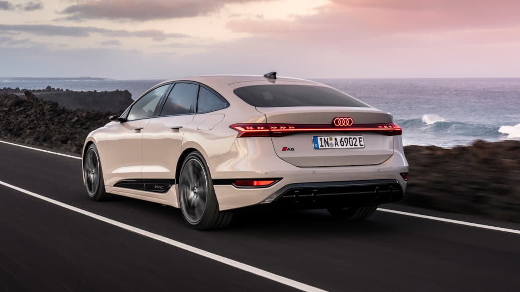 Heck und Seitenansicht eines fahrenden Audi A6 e-tron