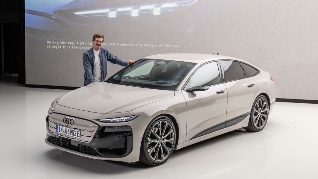 ADAC Redakteur Andreas Huber steht neben einem Audi A6 e-tron