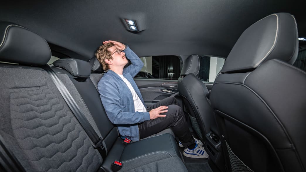 ADAC Redakteur Andreas Huber auf der Rückbank des Audi A6 e-tron
