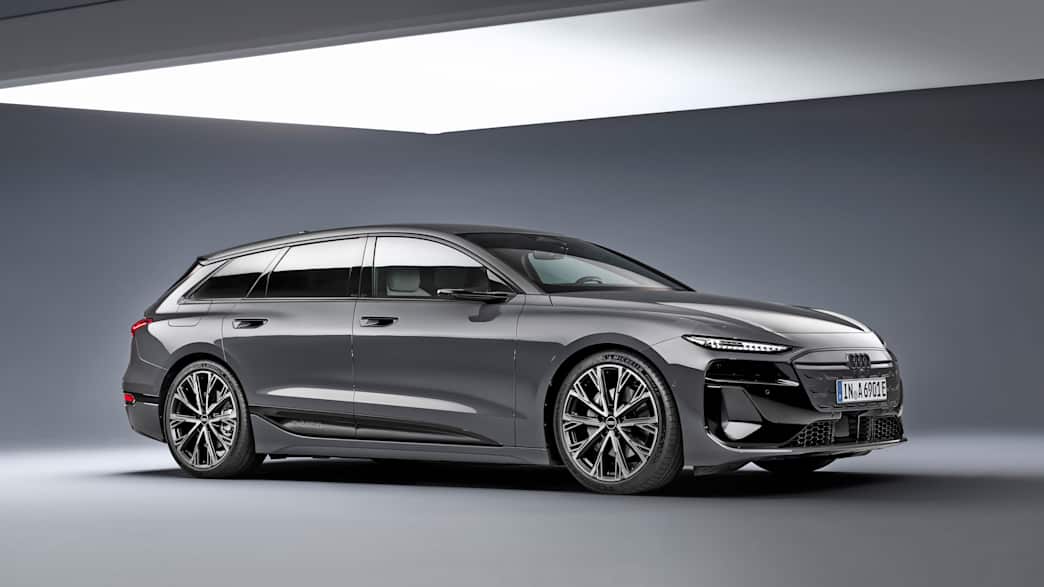 Seitenansicht eines stehenden Audi A6 e-tron