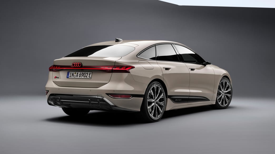 Heckansicht eines stehenden Audi A6 e-tron