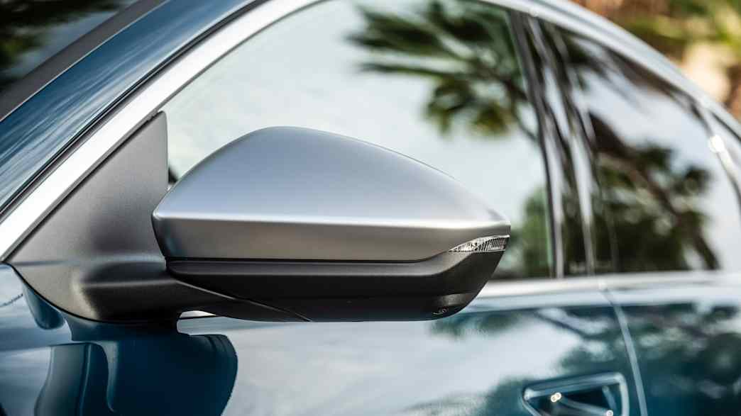 Seitenspiegel eines Audi A6 e-tron