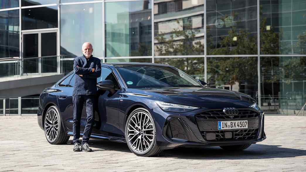 ADAC Redakteur Wolfgang Rudschies lehnt an einer Audi A6 Limousine