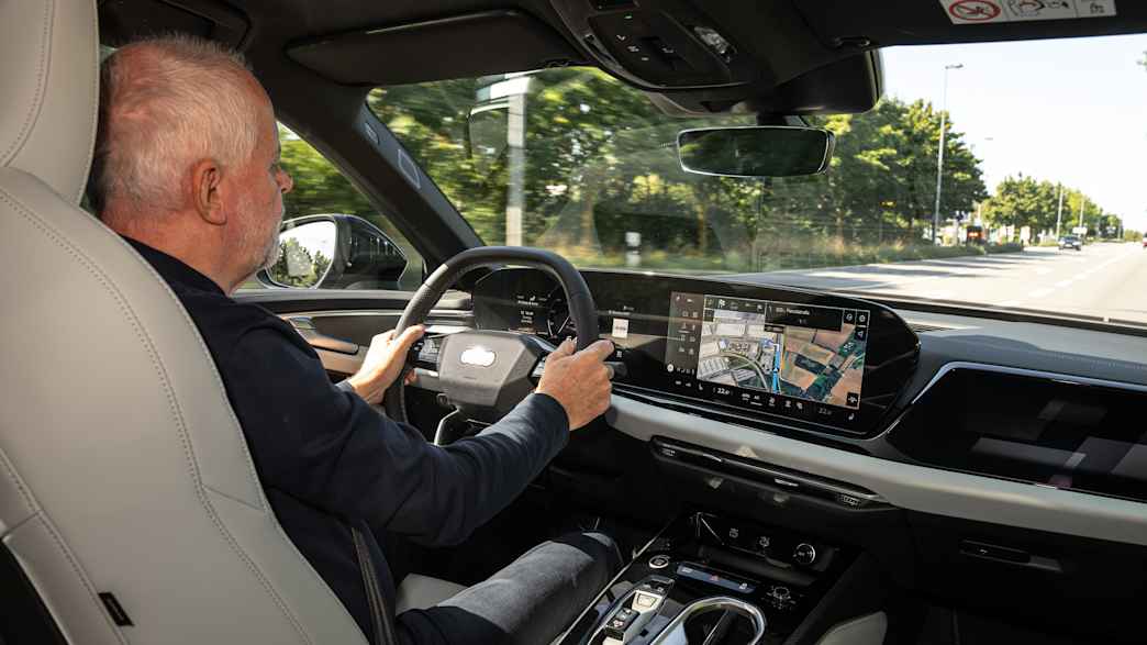 ADAC Redakteur Wolfgang Rudschies am Steuer einer Audi A6 Limousine