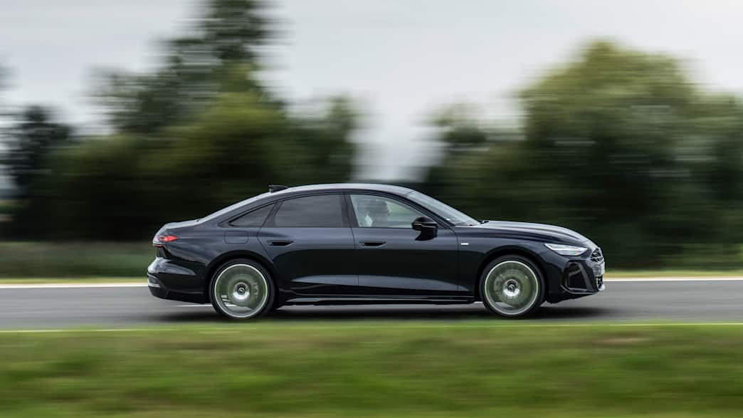 Seitenansicht einer fahrenden Audi A6 Limousine
