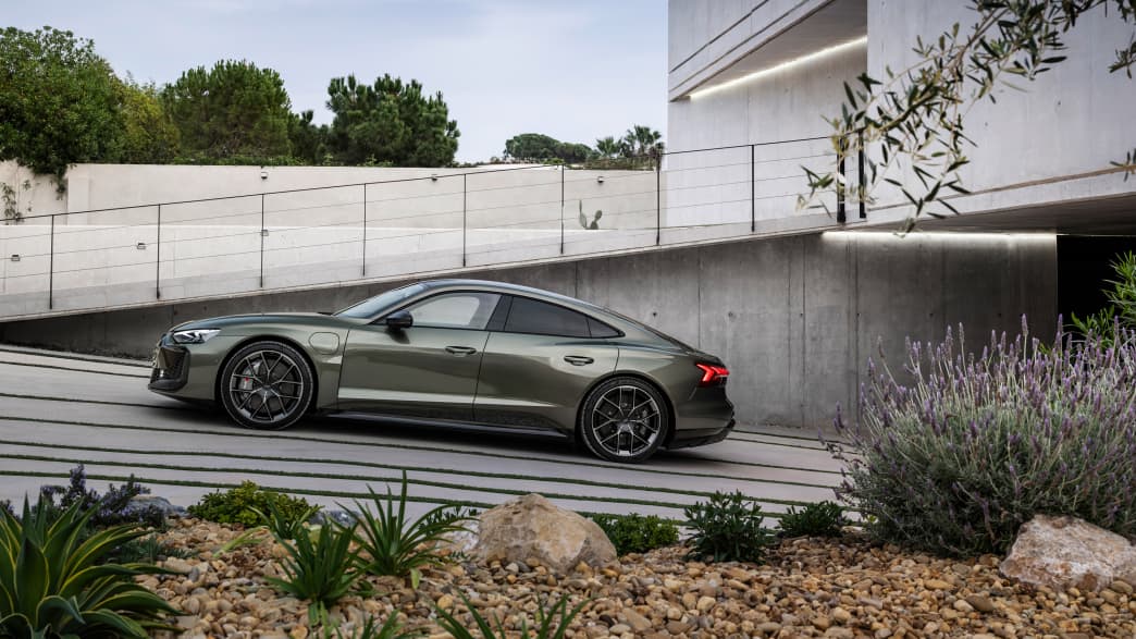 Der Audi E-Tron GT stehend von der Seite zu sehen
