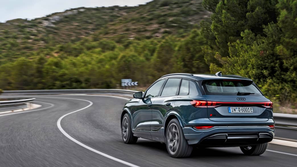 Fahraufnahme des Audi Q6 e-tron von hinten