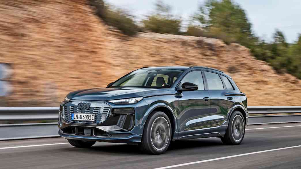 Fahraufnahme des Audi Q6 e-tron schräg von vorne