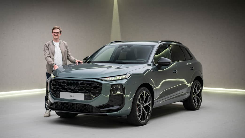ADAC Redakteur Andreas Huber lehnt an einem Audi Q3