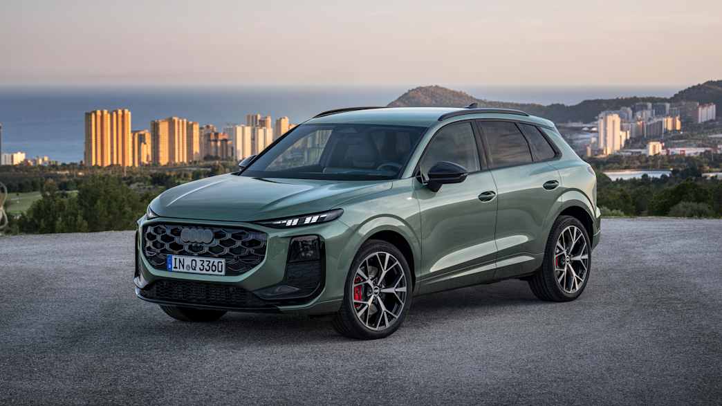 Front und Seitenansicht eines stehenden Audi Q3