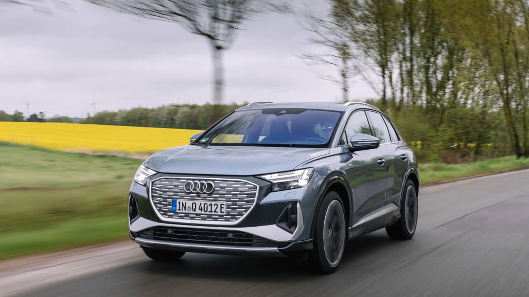 Frontansicht eines fahrenden Audi Q4