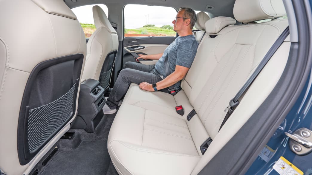 Redakteur Jochen Wieler auf der Rückbank des Audi Q6 e-tron