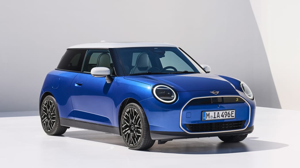 Front und Seitenansichte ines stehenden Mini E