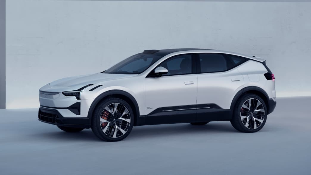 Seitenansicht eines stehenden Polestar 3