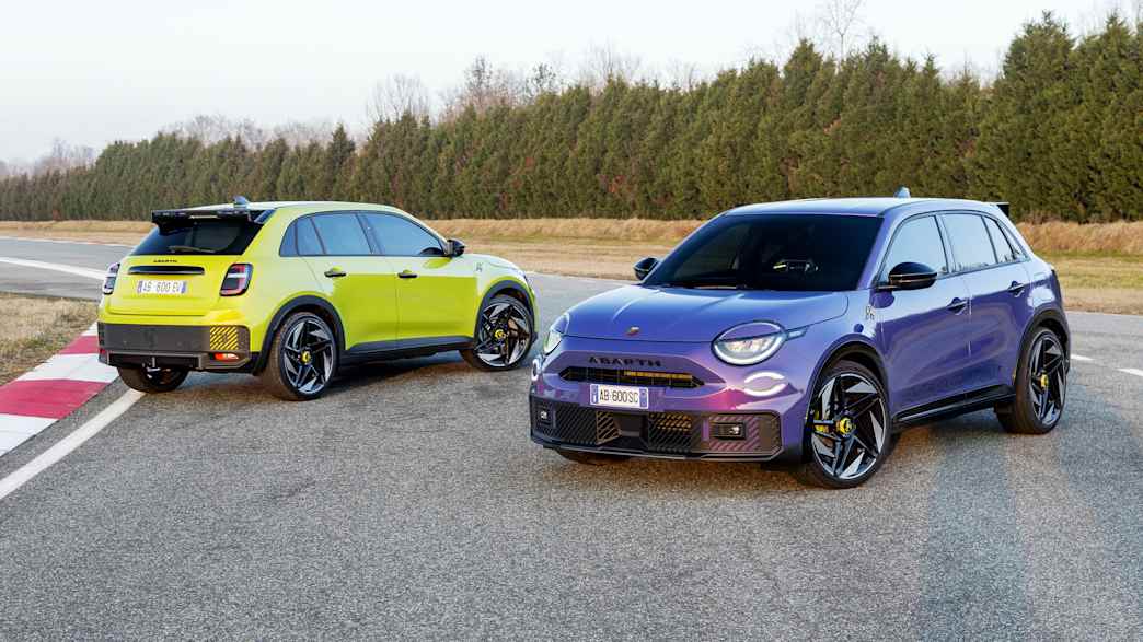 Der Abarth 600e in zweifacher Ausführung stehend