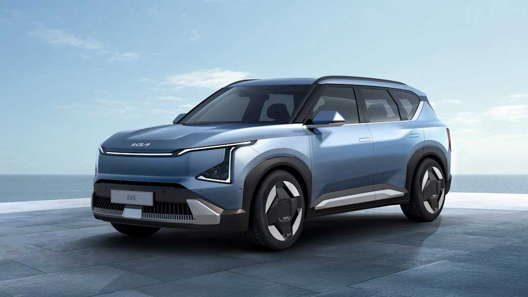 Front und Seitenansicht eines stehenden Kia EV5 Concept