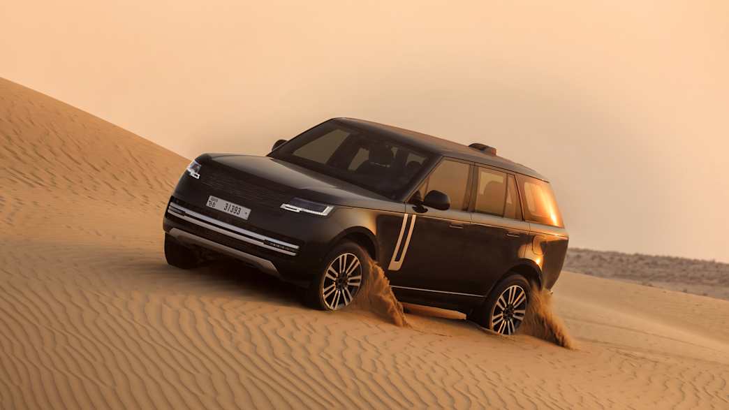Ein Range Rover Electric fährt in der Wüste