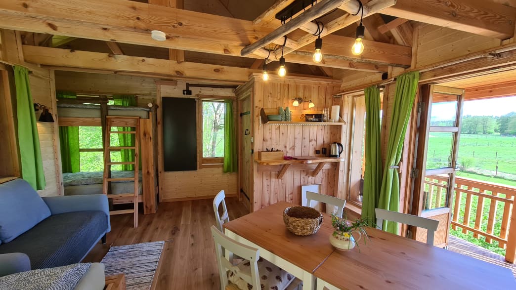 Innenaufnahme eines Baumhauses in Brandenburg an der Uckermark