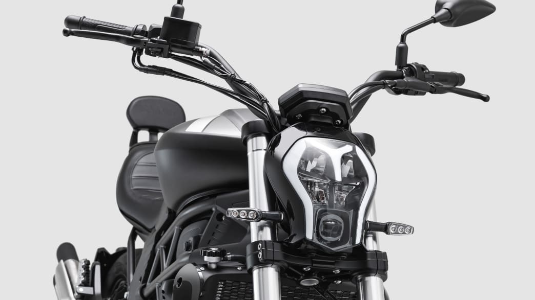 Eine Detailaufnahme des Lenkrads der Benelli 502C