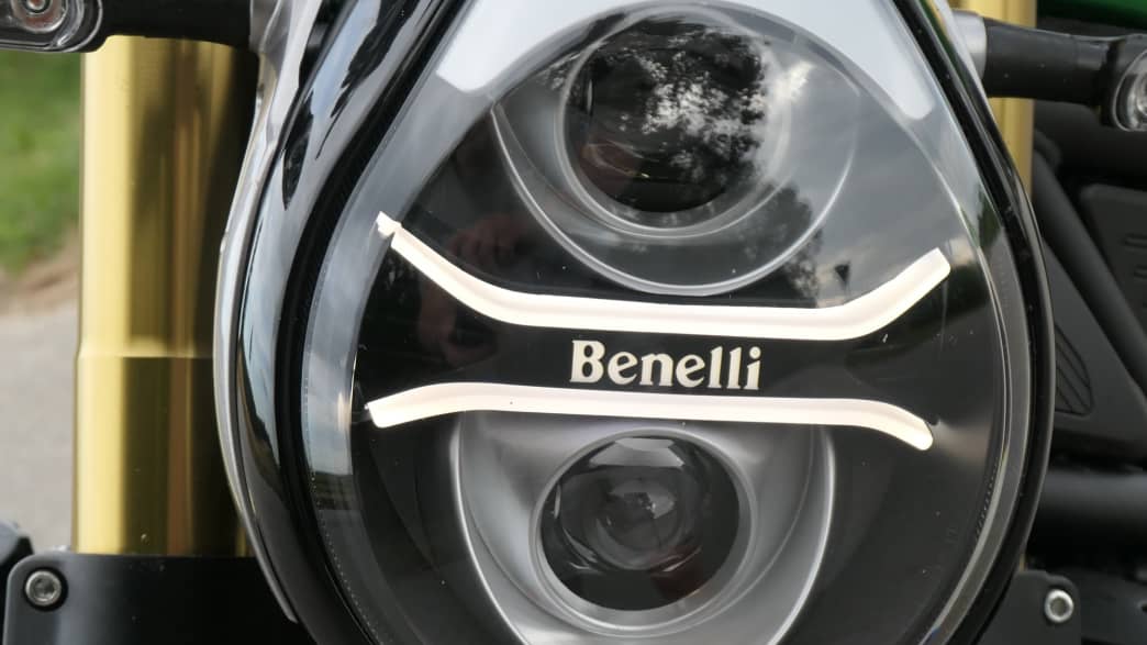 Detailaufnahme des Scheinwerfers der Benelli 752S