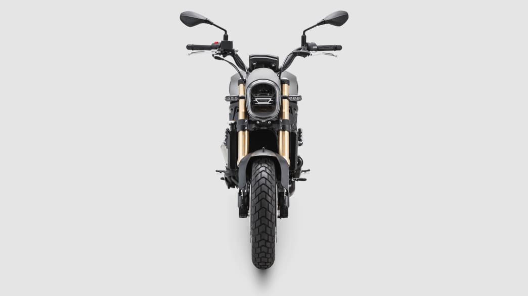 Frontansicht einer stehenden Benelli Leoncino 800