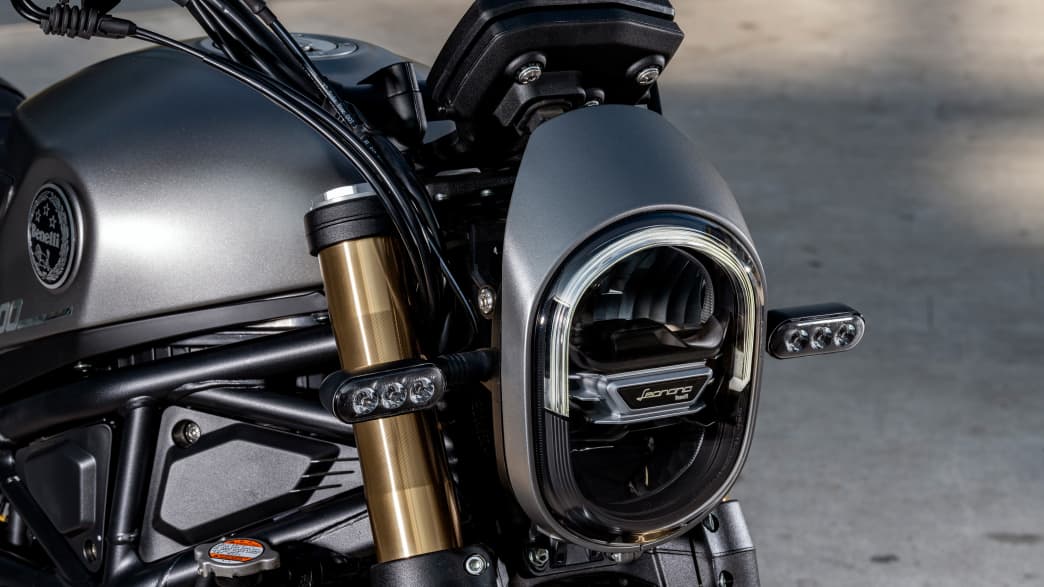 Scheinwerfer der Benelli Leoncino 800