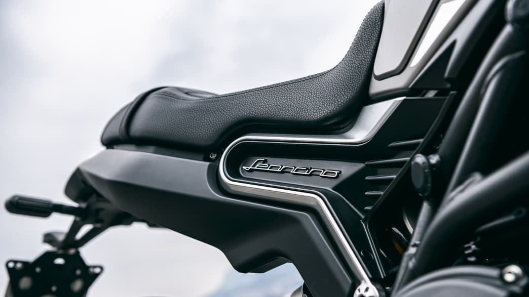 Sitz der Benelli Leoncino 800