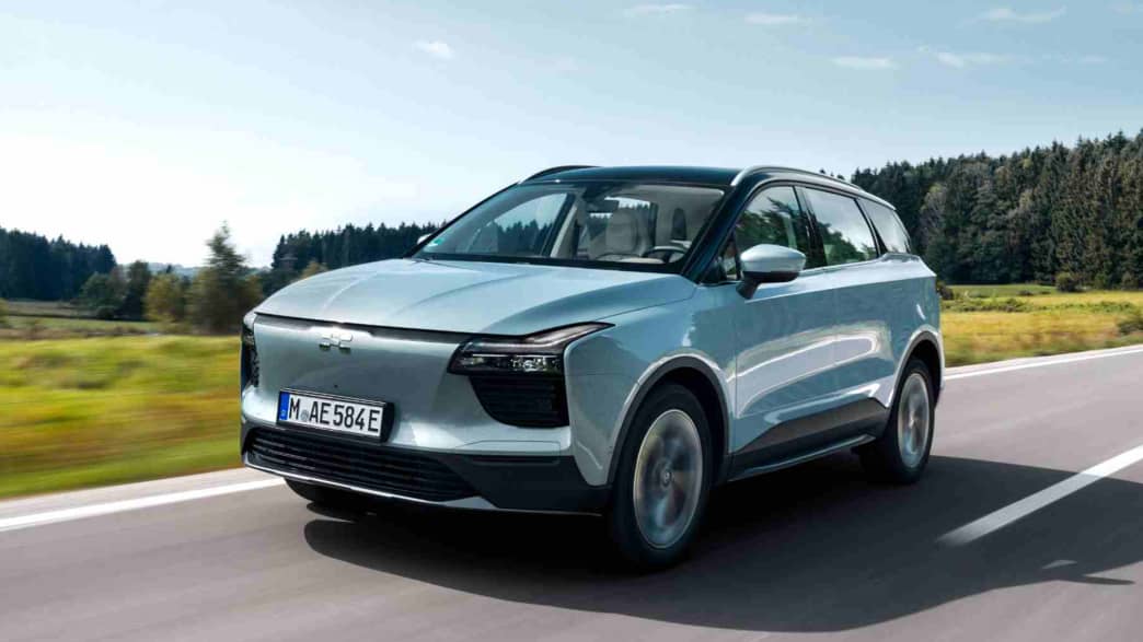 Front und Seitenansicht eines fahrenden Aiways U5