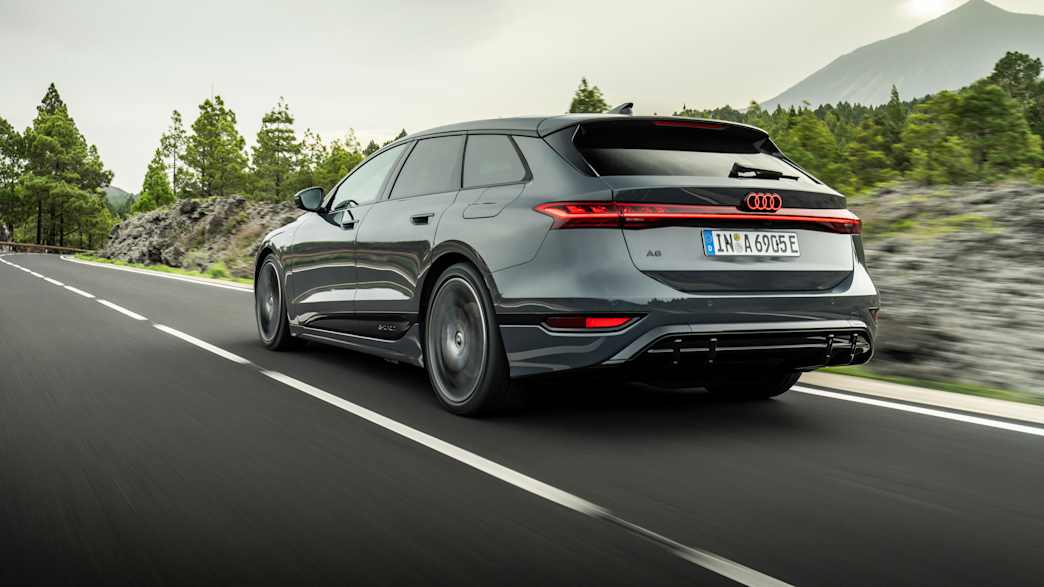 Heckansicht eines fahrenden Audi A6 Avant e-tron