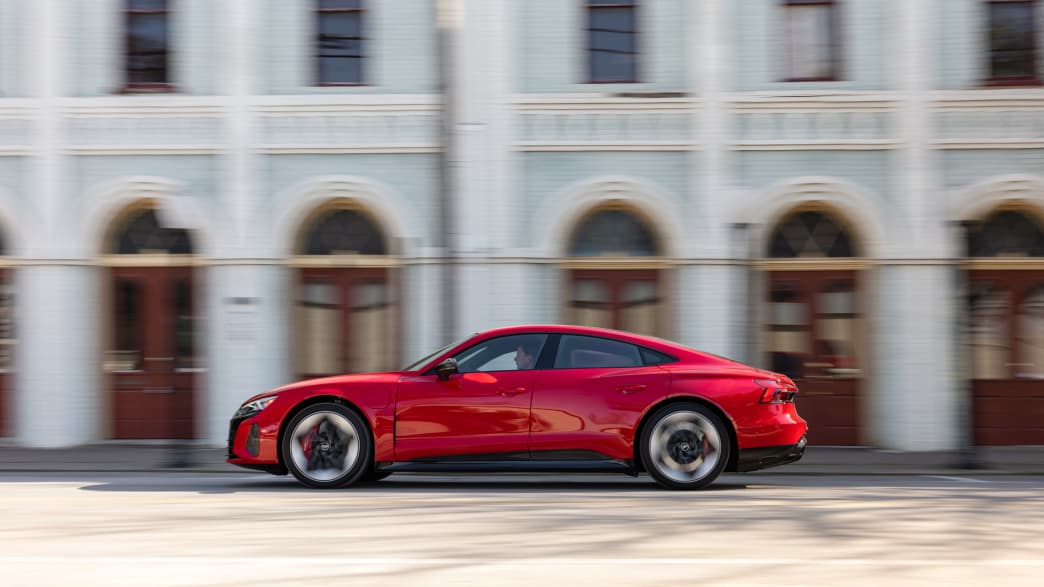 Seitenansicht eines fahrenden Audi e-tron GT quattro
