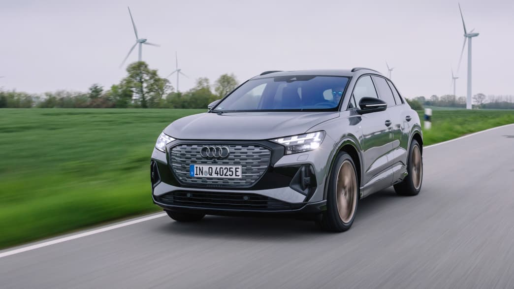 Front und Seitenansicht eines fahrenden Audi Q4 e-tron