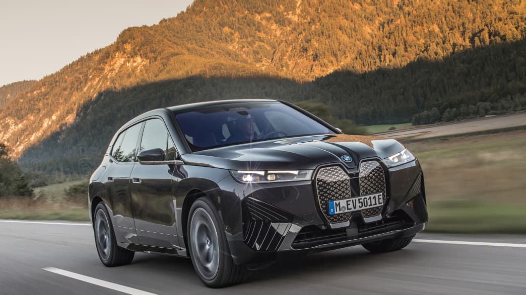 Front und Seitenansicht eines fahrenden  BMW